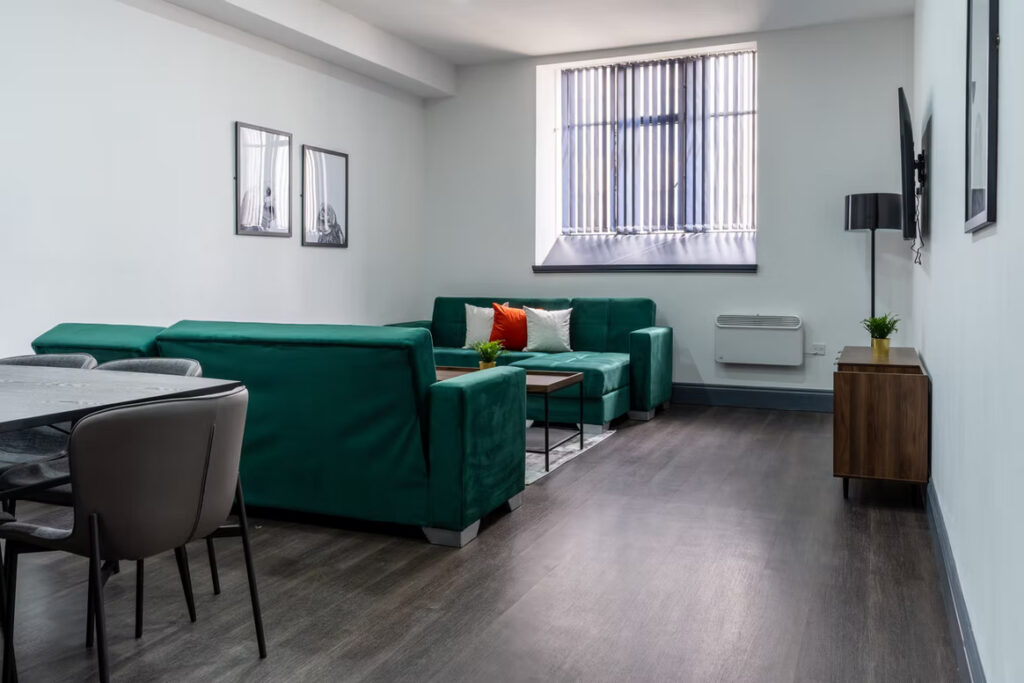 NEW ZEALAND HOUSE 3-BEDROOM APARTMENT (SLEEPS 18)