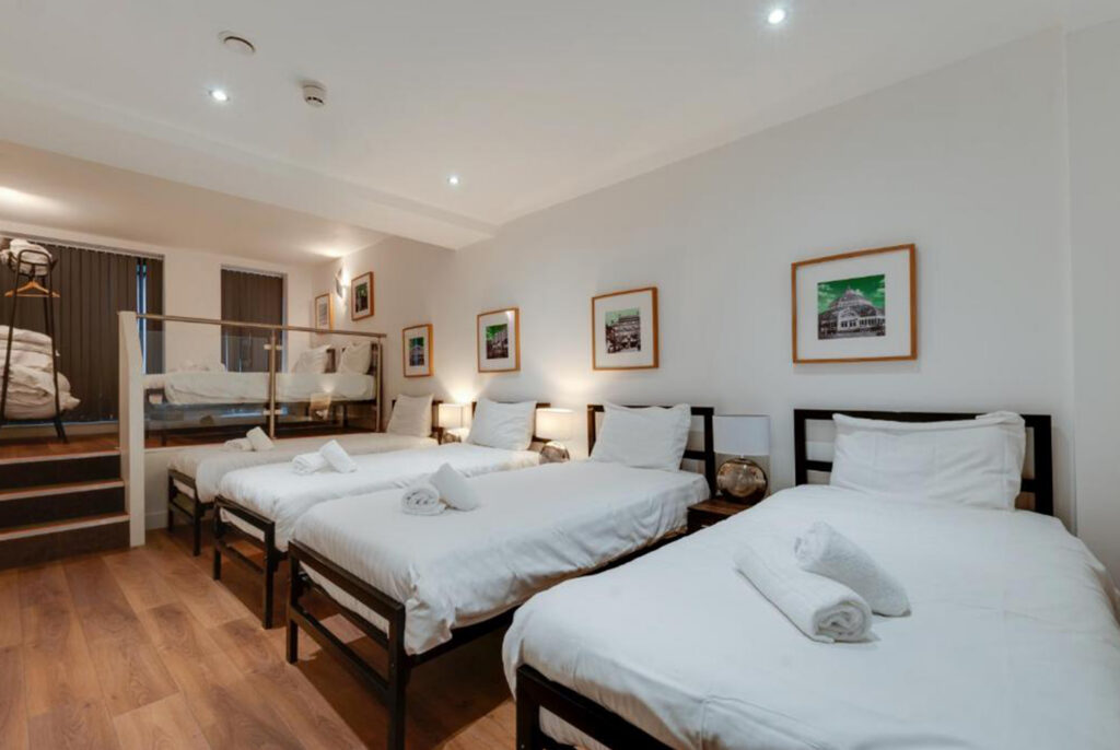 17 SLEEPER APARTMENT