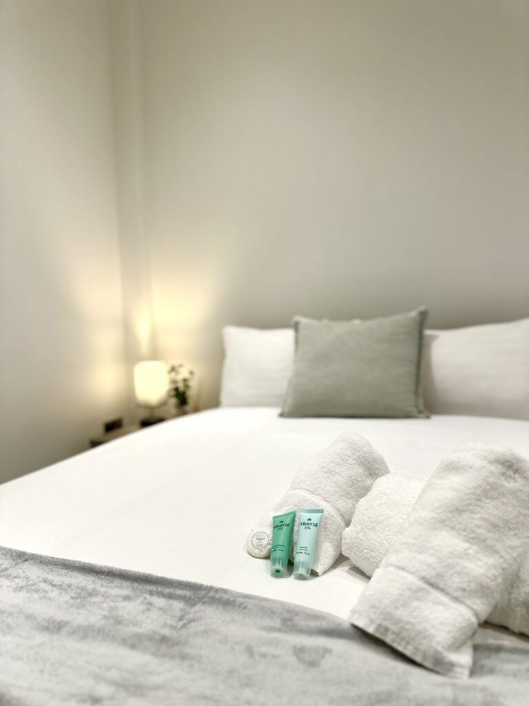 CUMBERLAND STREET 3-BEDROOM PREMIUM APARTMENT WITH BALCONY (SLEEPS 11)