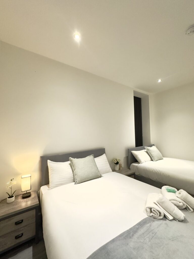 CUMBERLAND STREET 3-BEDROOM APARTMENT WITH BALCONY (SLEEPS 10)